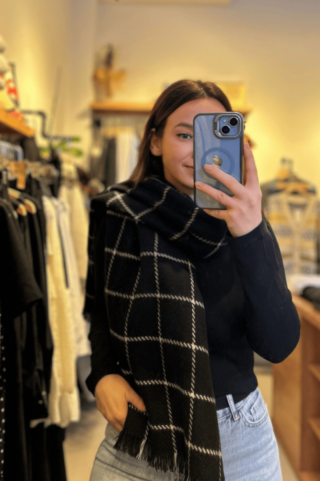 Siyah Kareli Desenli Yumoş Şal Atkı