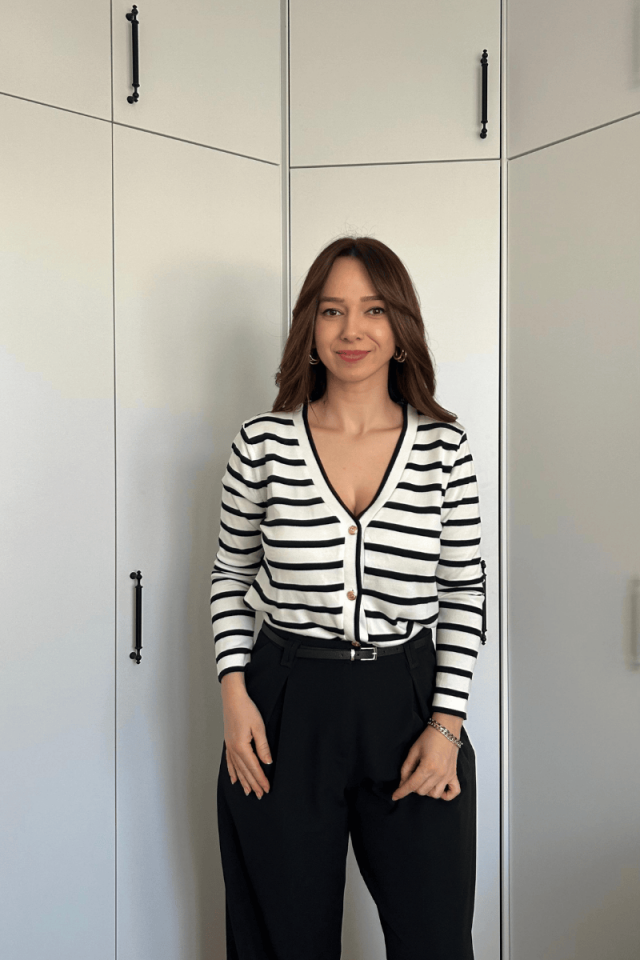 Siyah Beyaz Çizgili Hırka