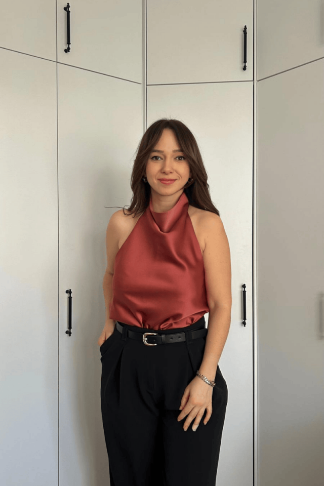 Sırt Dekolteli Boğazlı Degaje Yaka Saten Bluz Soğan Kabuğu