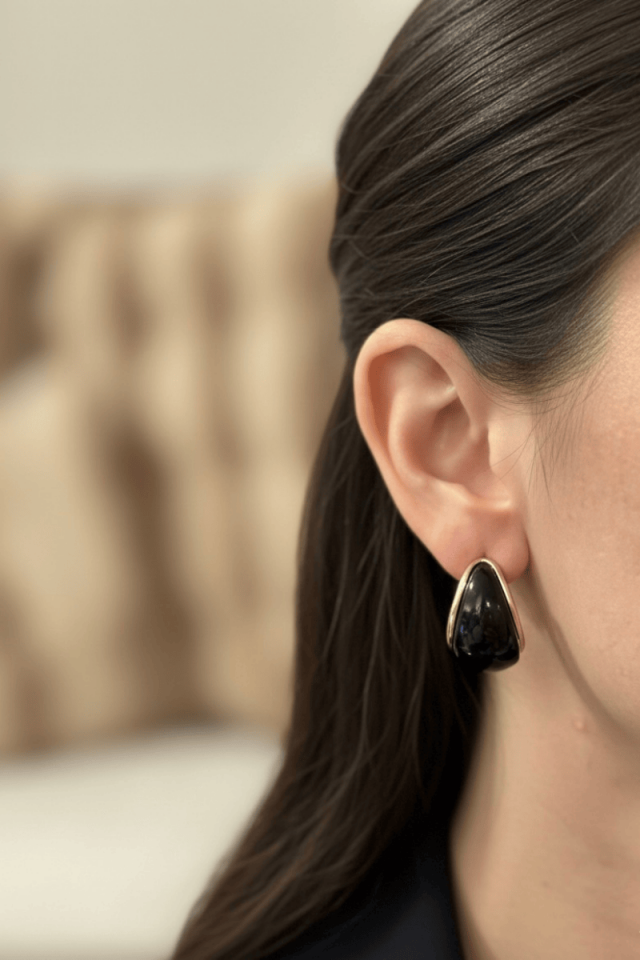 14 Ayar Altın Renginde Siyah Yarım Halka Küpe