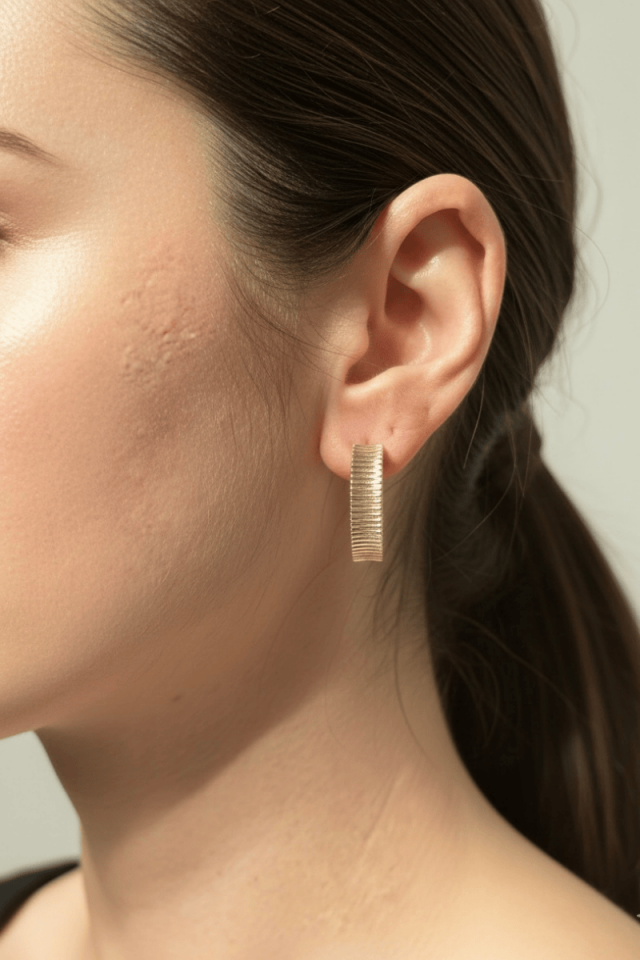 14K Altın Renk Çizgili Dokulu Halka Küpe