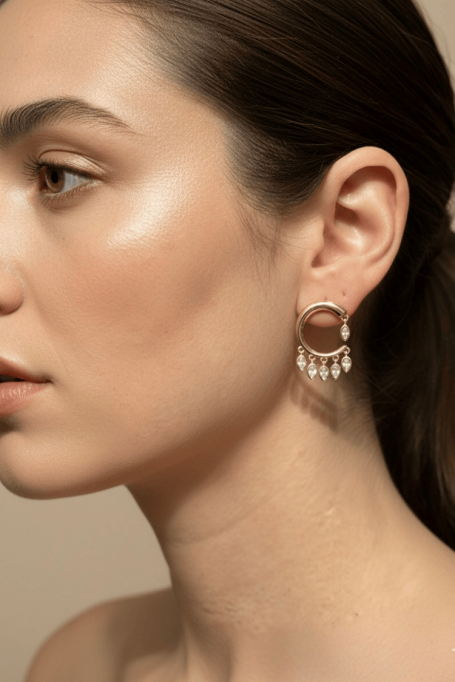 Yuvarlak Sallanan Taş Detaylı Küpe